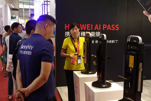 一把锁惊艳广州建博会,HUAWEI AI PASS携手青稞智能锁震撼发声